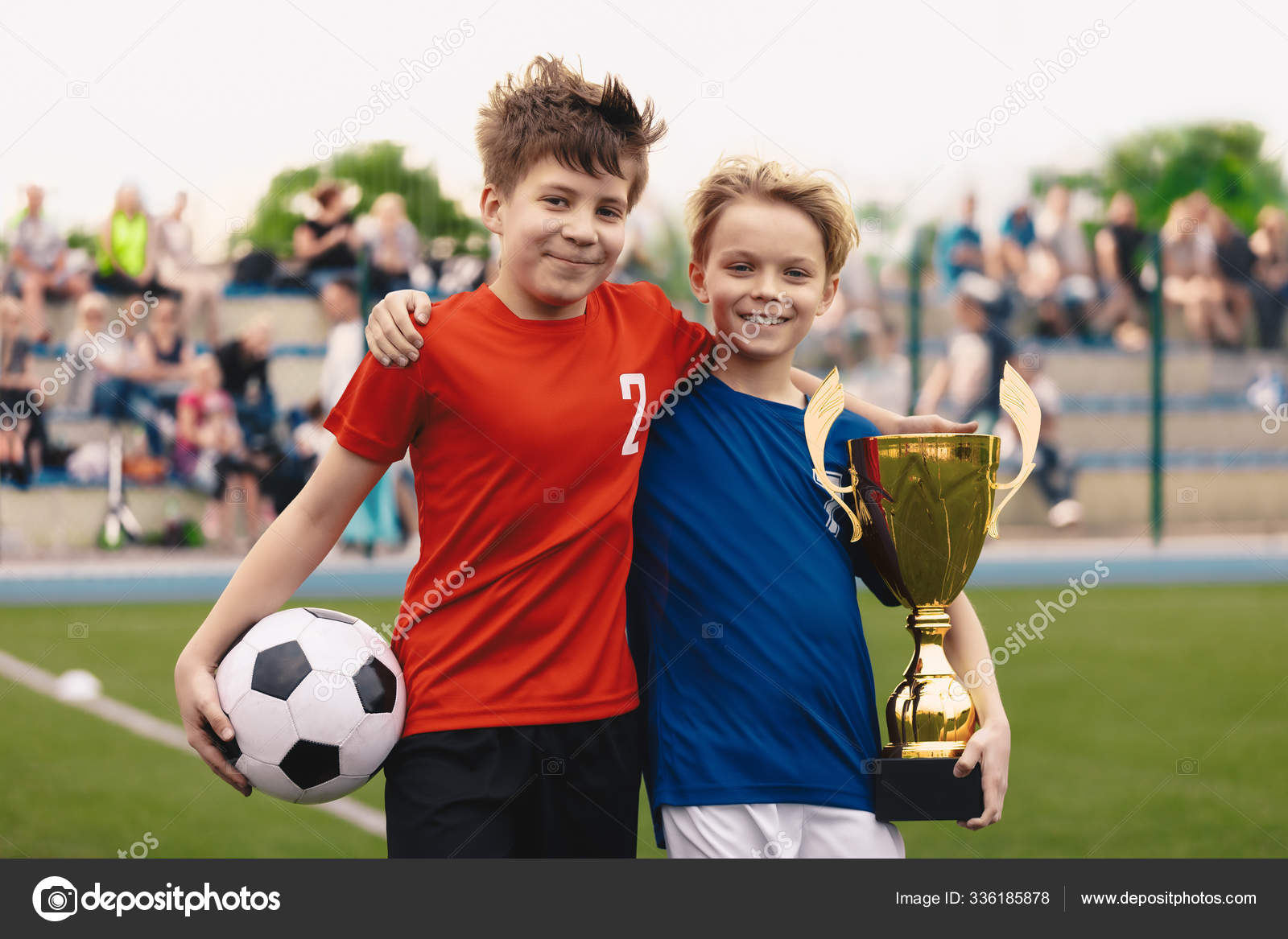 jóvenes talentosos compitiendo en un emocionante torneo de pelota roja, demostrando habilidades y pasión por el deporte.
