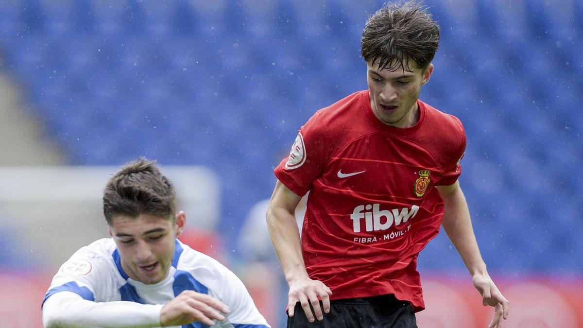 descubre la emoción y la pasión de los jóvenes compitiendo en el torneo de pelota roja, una tradición deportiva llena de energía y talento.