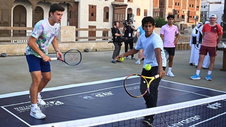 descubre la comunidad tenística en auge, un espacio dinámico para amantes del tenis donde puedes mejorar tus habilidades, conectarte con otros jugadores y participar en torneos emocionantes.